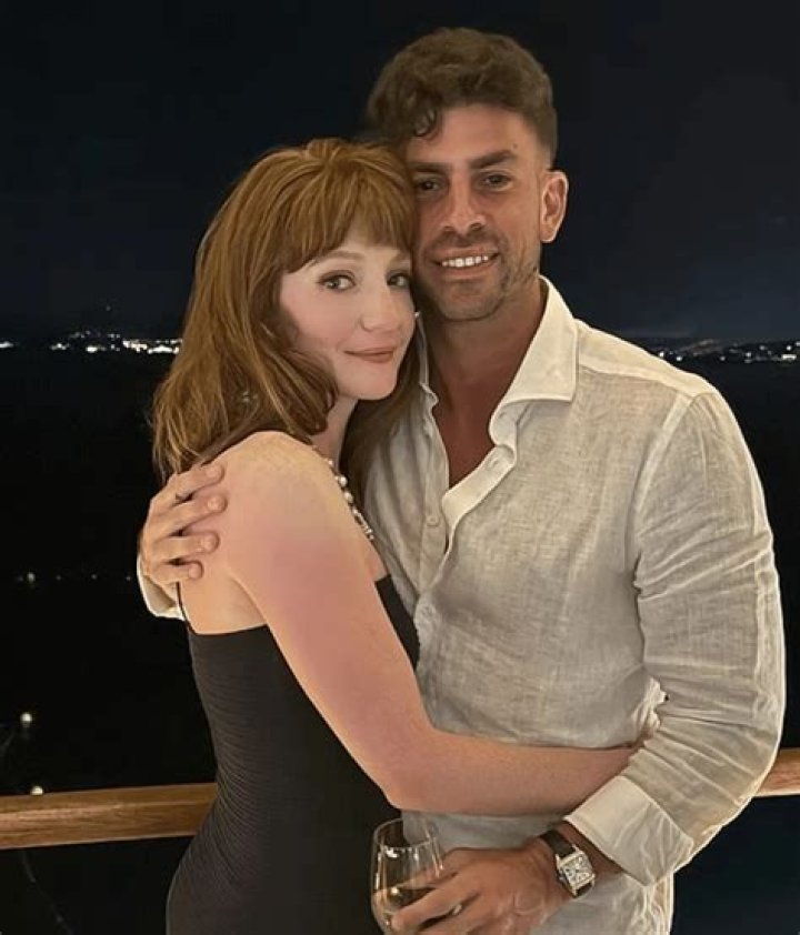 Actress Shawna Waldrons Dating anyone at the moment? Announced She is Dating her Boyfriend; Who is her Boyfriend?