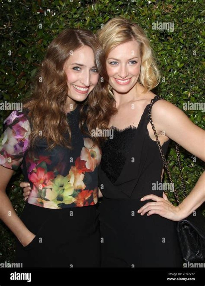 Emily Jeannette Behrs Bio, Wiki, Age, Height, Parents, Boyfriend, Career, and Net Worth