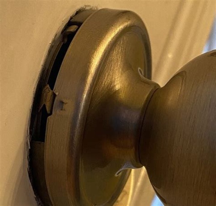 How to remove interior door knob