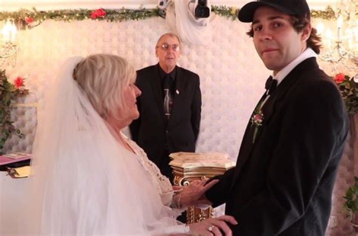 Lorraine Nash (David Dobrik Marriage)Bio, Age, Son and Net Worth