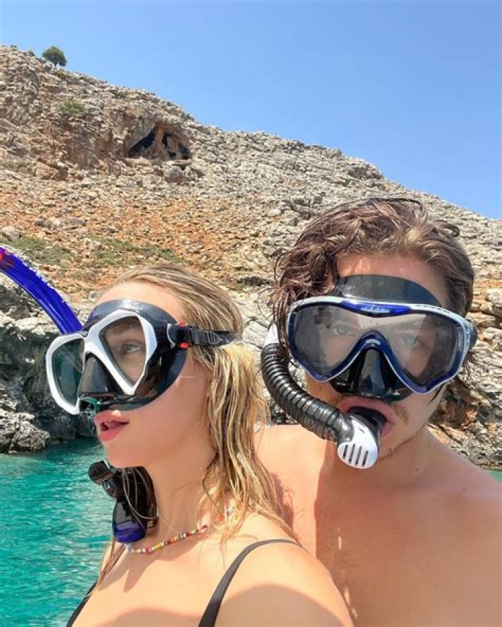 Model Ari Fournier Age Instagram Photos & Wikipedia Bio: Cole Sprouse New Girlfriend