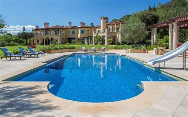 The 10 Most Expensive Swimming Pools Owned By Celebrities (2022)