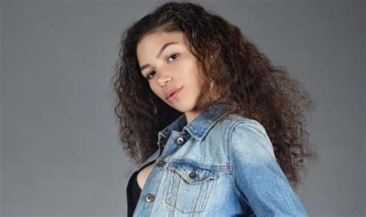 Who is Julia Crabbe? Bio, Wiki, Age, Cause of Death, Parents, Family, Net Worth, Height and Instagram